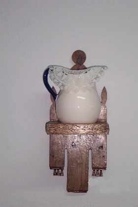 UTENSILIO DE MADERA PARA COLGAR LAS JARRAS