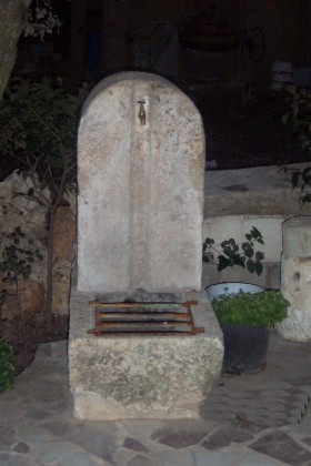 SOPORTE DE PIEDRA PARA UNA FUENTE