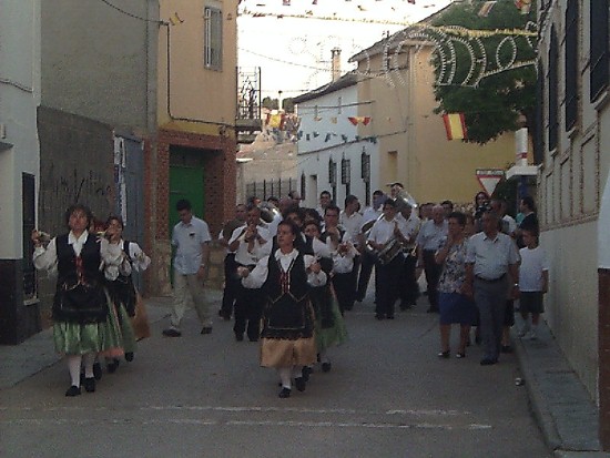 Danzantes en la procesi&oacute;n