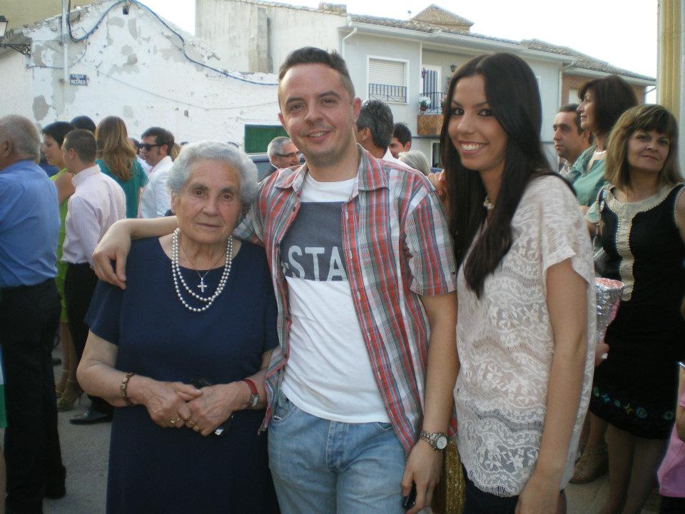 599603_402905013079068_562602506_n