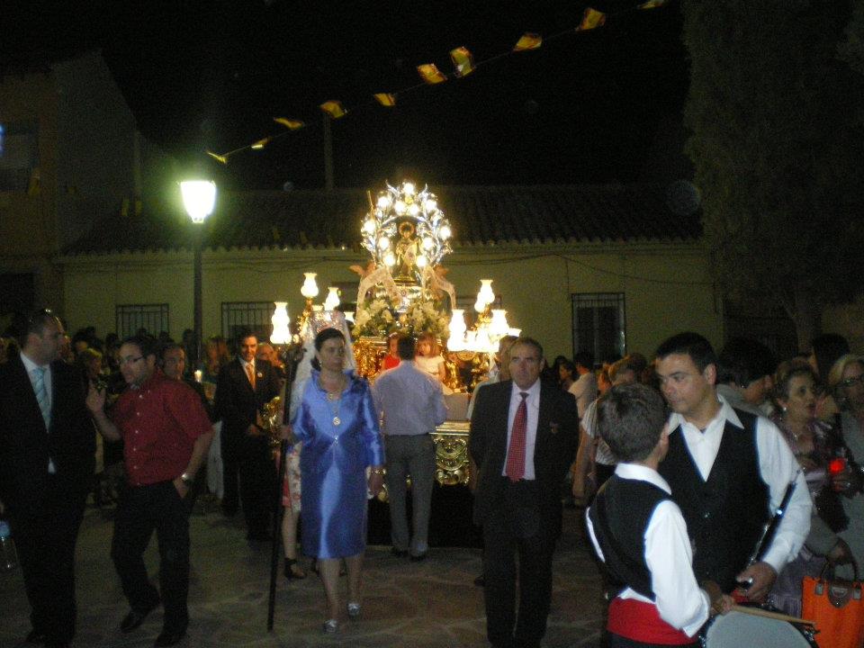 580078_402906943078875_1002946551_n