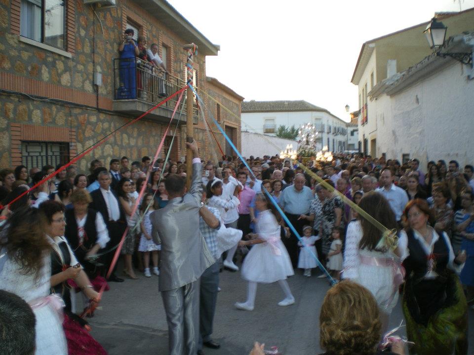 526906_402905359745700_1512796925_n