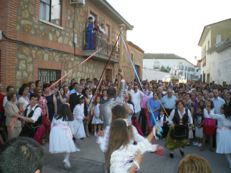 319876_402905249745711_1859481530_n