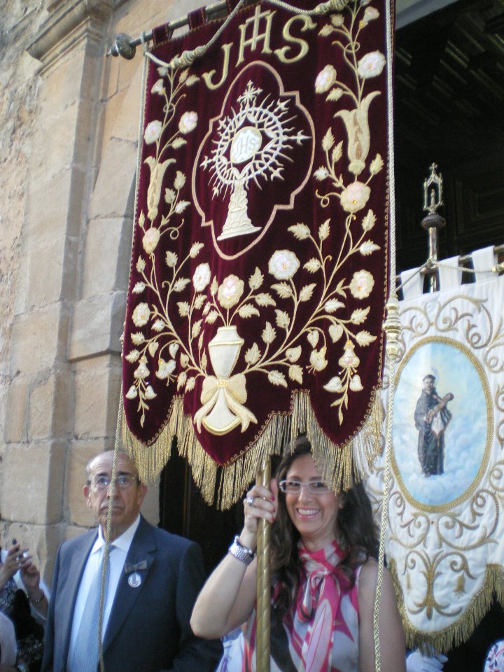 270844_402904099745826_1584513091_n