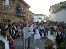 526906_402905359745700_1512796925_n