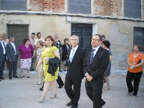 522740_402904756412427_1372002730_n