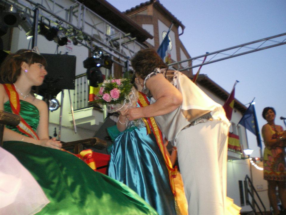 599562_402675379768698_1313865614_n