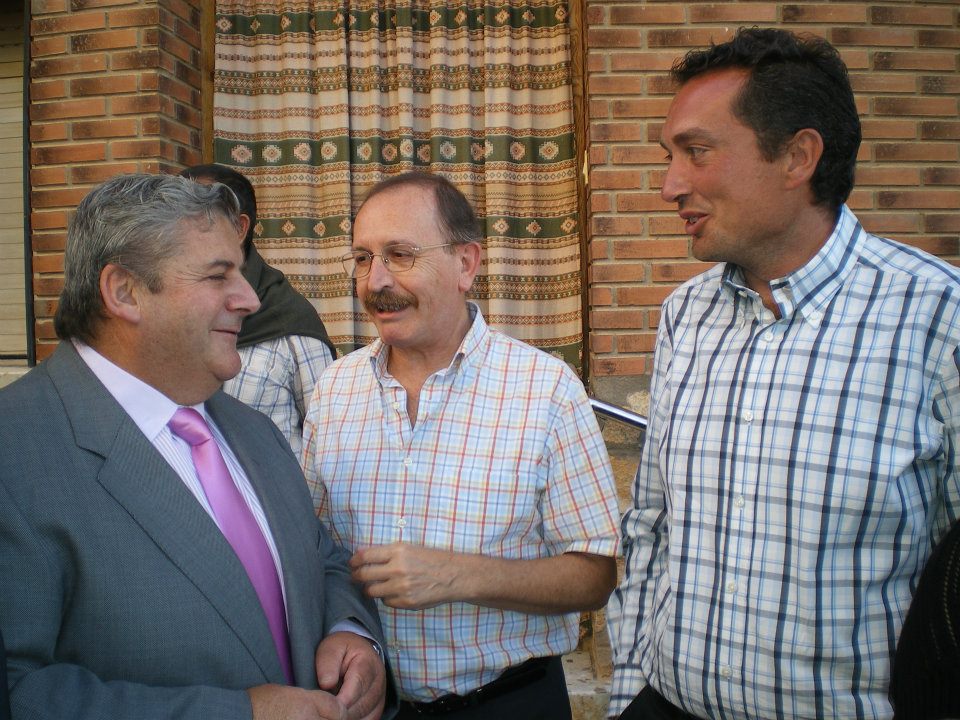 556421_402662756436627_1130853416_n