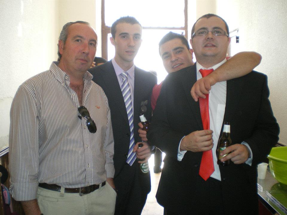 480057_402680559768180_93033266_n