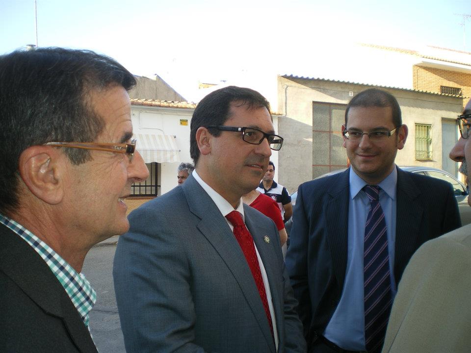 389245_402662499769986_1746775046_n