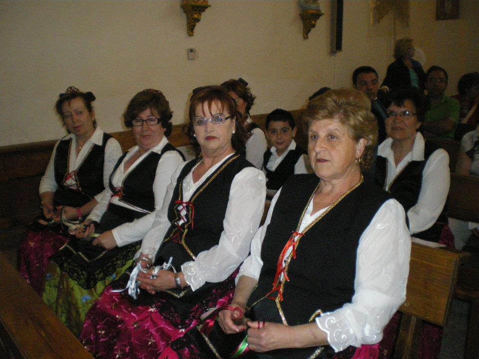 295072_402667806436122_1948728082_n