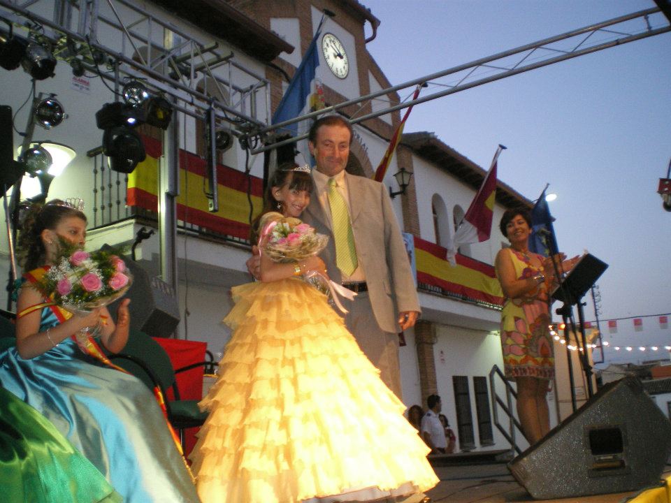 252271_402675876435315_1617227011_n