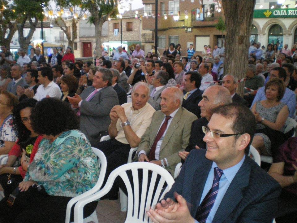 246453_402675223102047_1095908535_n