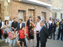 600092_402661083103461_2003839256_n