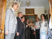 255475_402661326436770_2042855017_n