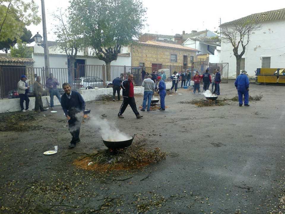 267653_170675343094079_1665938494_n